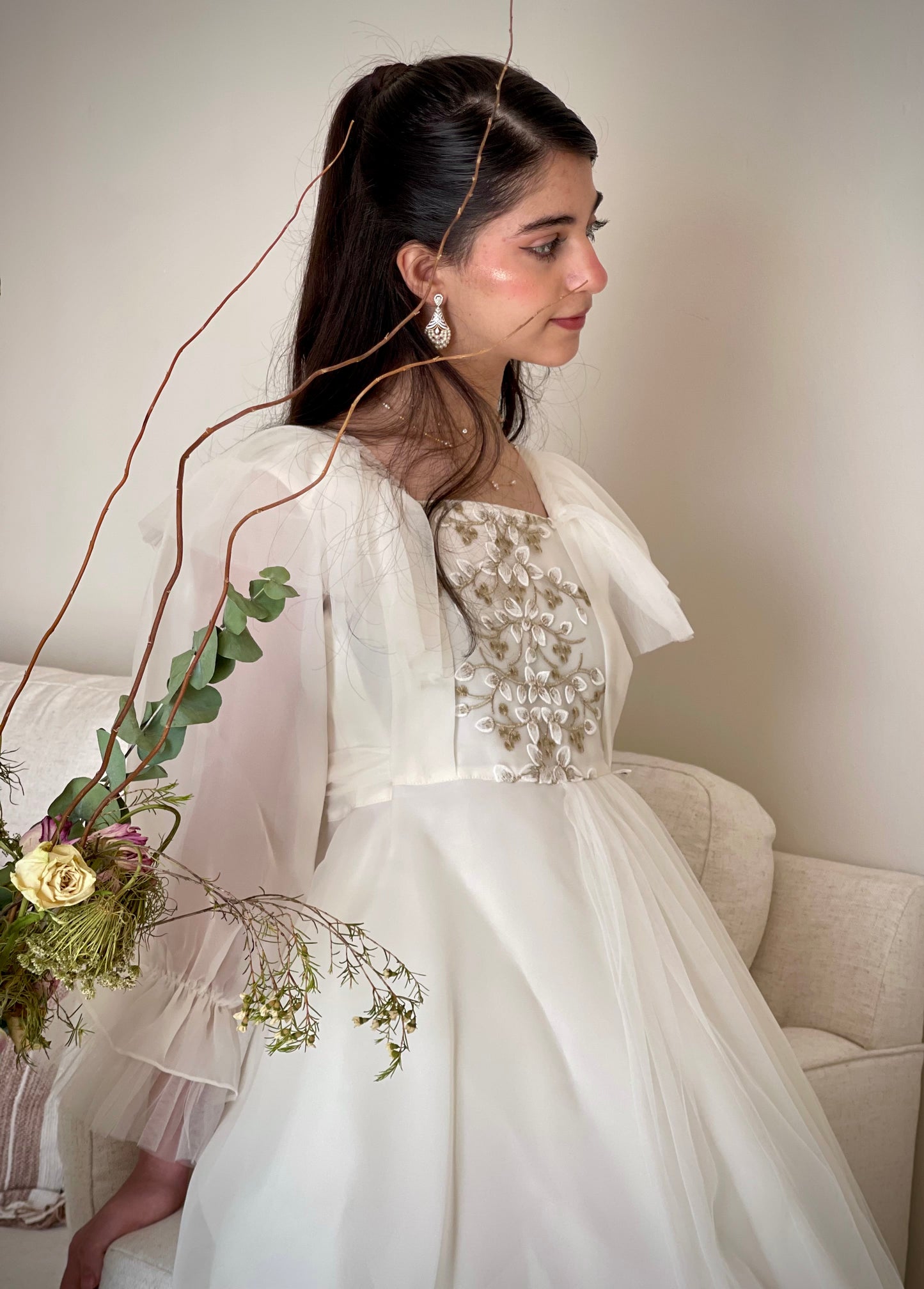 فستان من  الاورجنزا مع صدريه مشغوله وكسرات جانبيه تور  مع جيبون داخلي منفصل