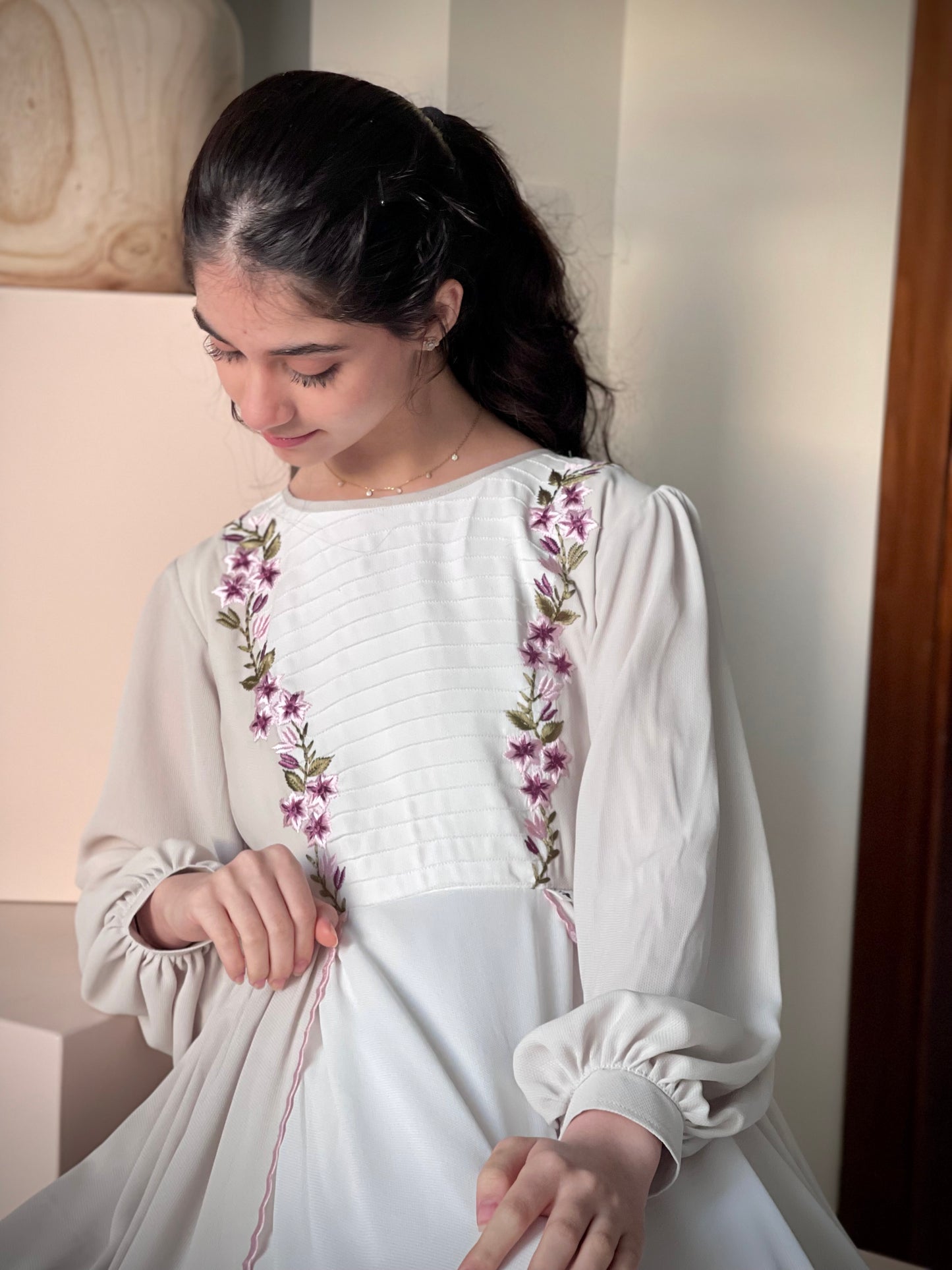 فستان كريب طبقتين مع تطريز (الأم والبنت )