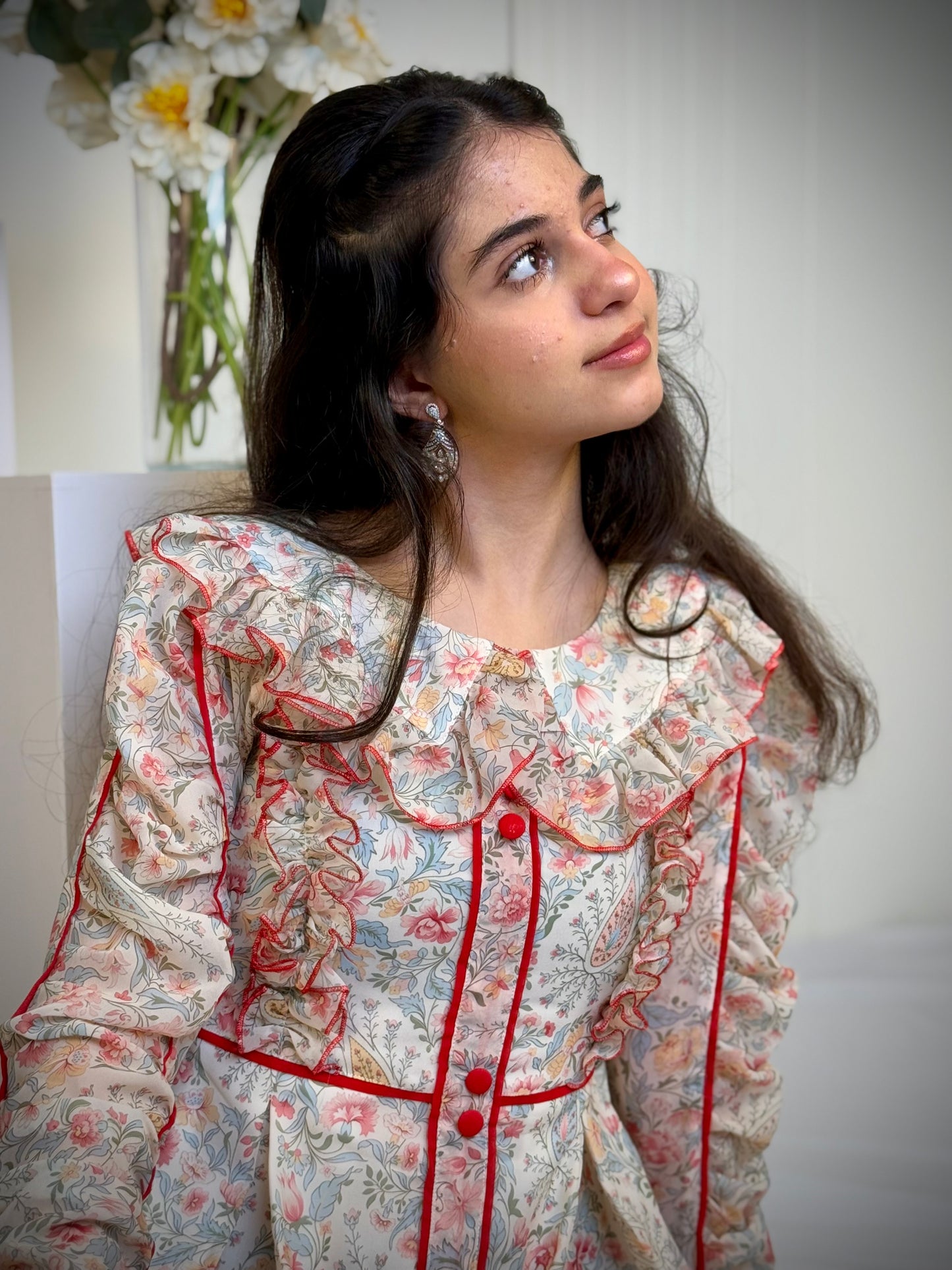 فستان من الشيفون مع ريبان وتطريز تحديد