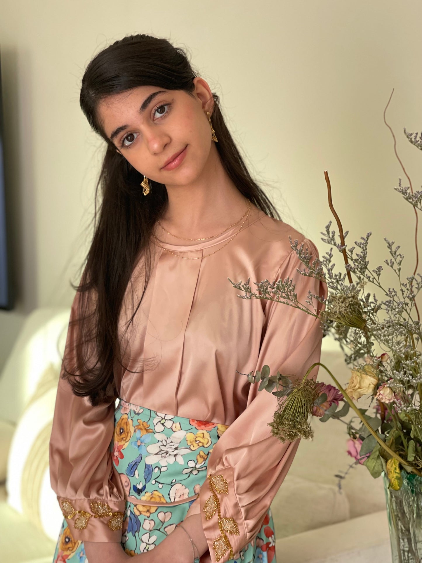 قميص وتنوره  من الحرير معشك على الاكمام