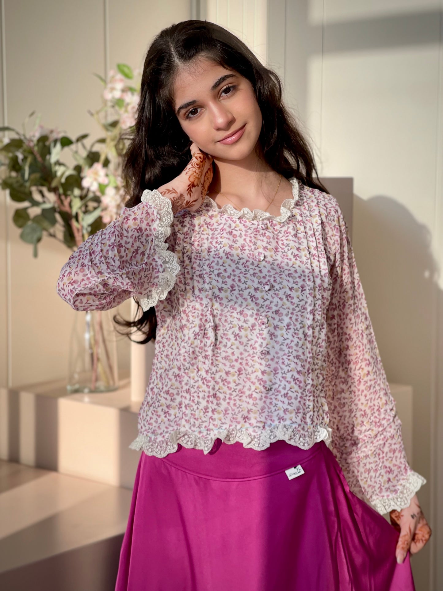 قميص من الشيفون وتنورة الماس