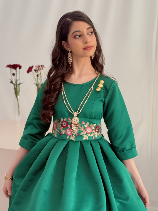 فستان مميز مع حزام مطرز 112