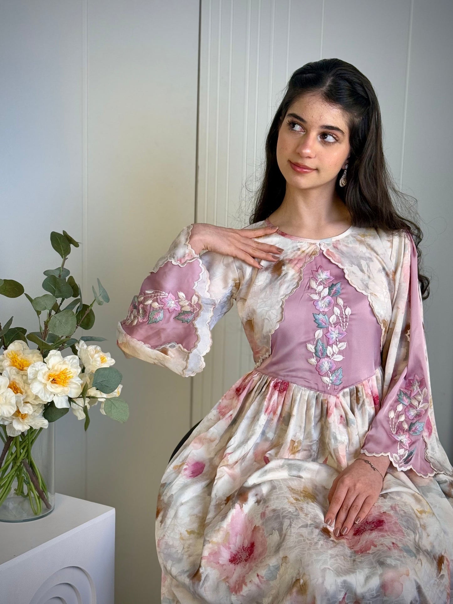 فستان من الجاكار مع تطريز