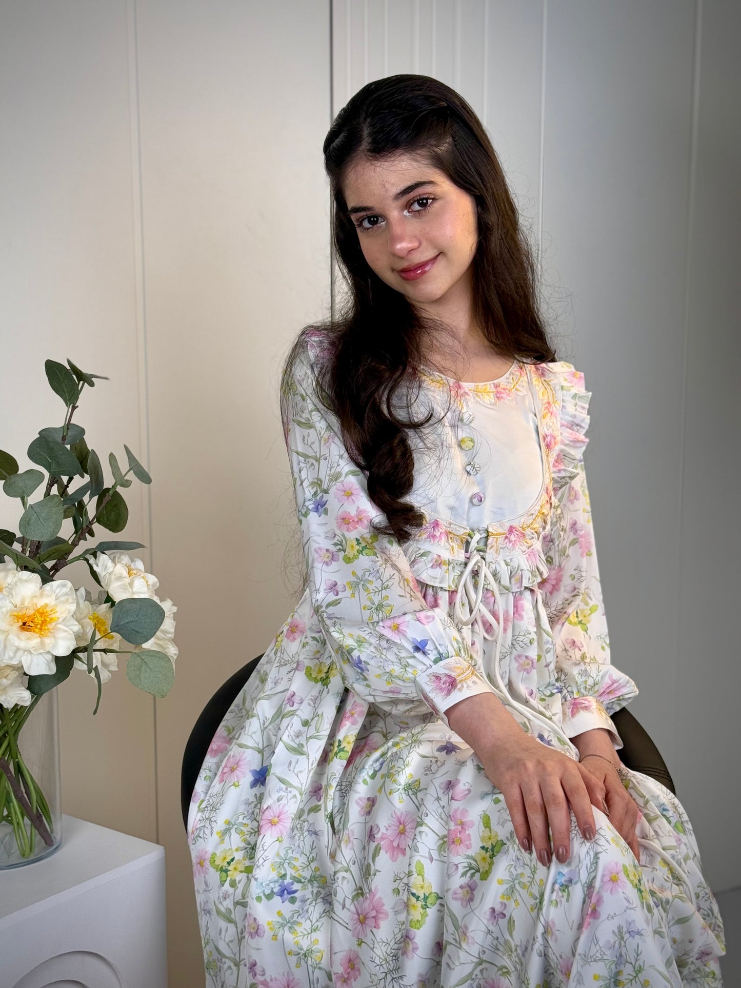 فستان من الحرير مع تطريز على شكل جاكيت