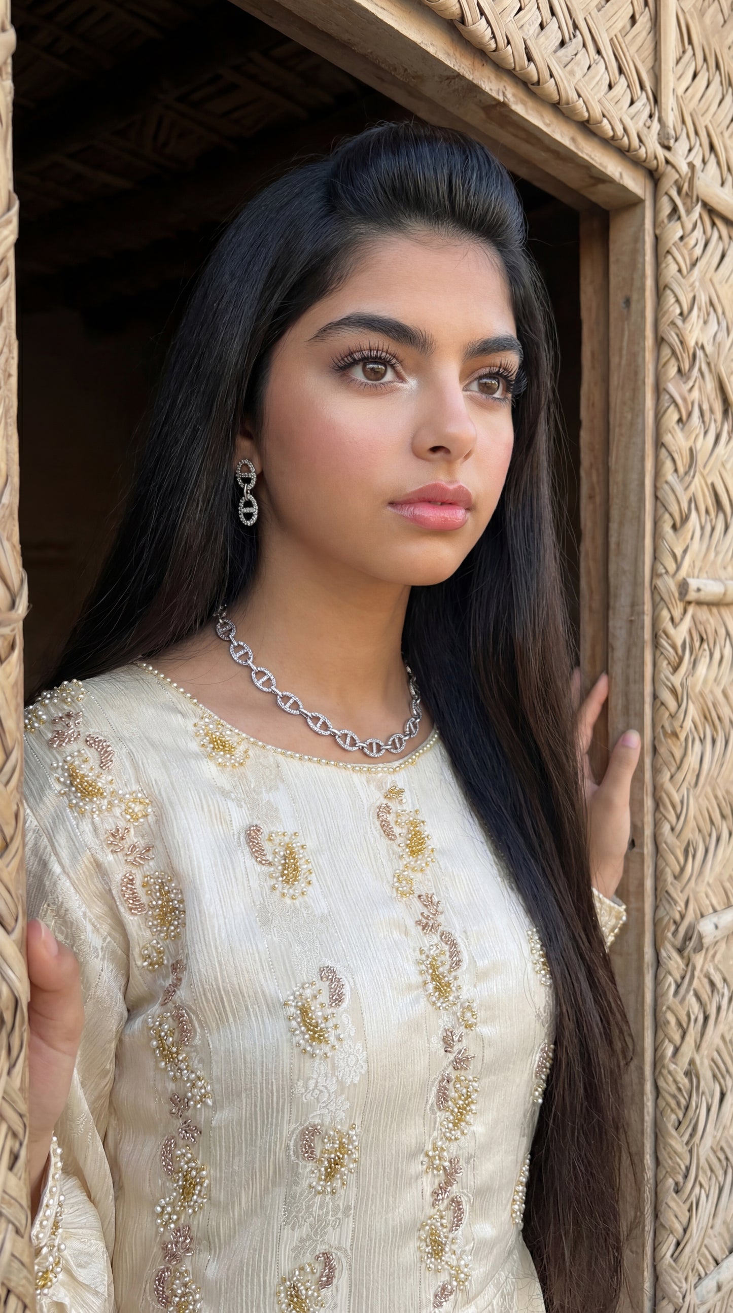 درس من الحرير المزراي   وتطريز مع شك