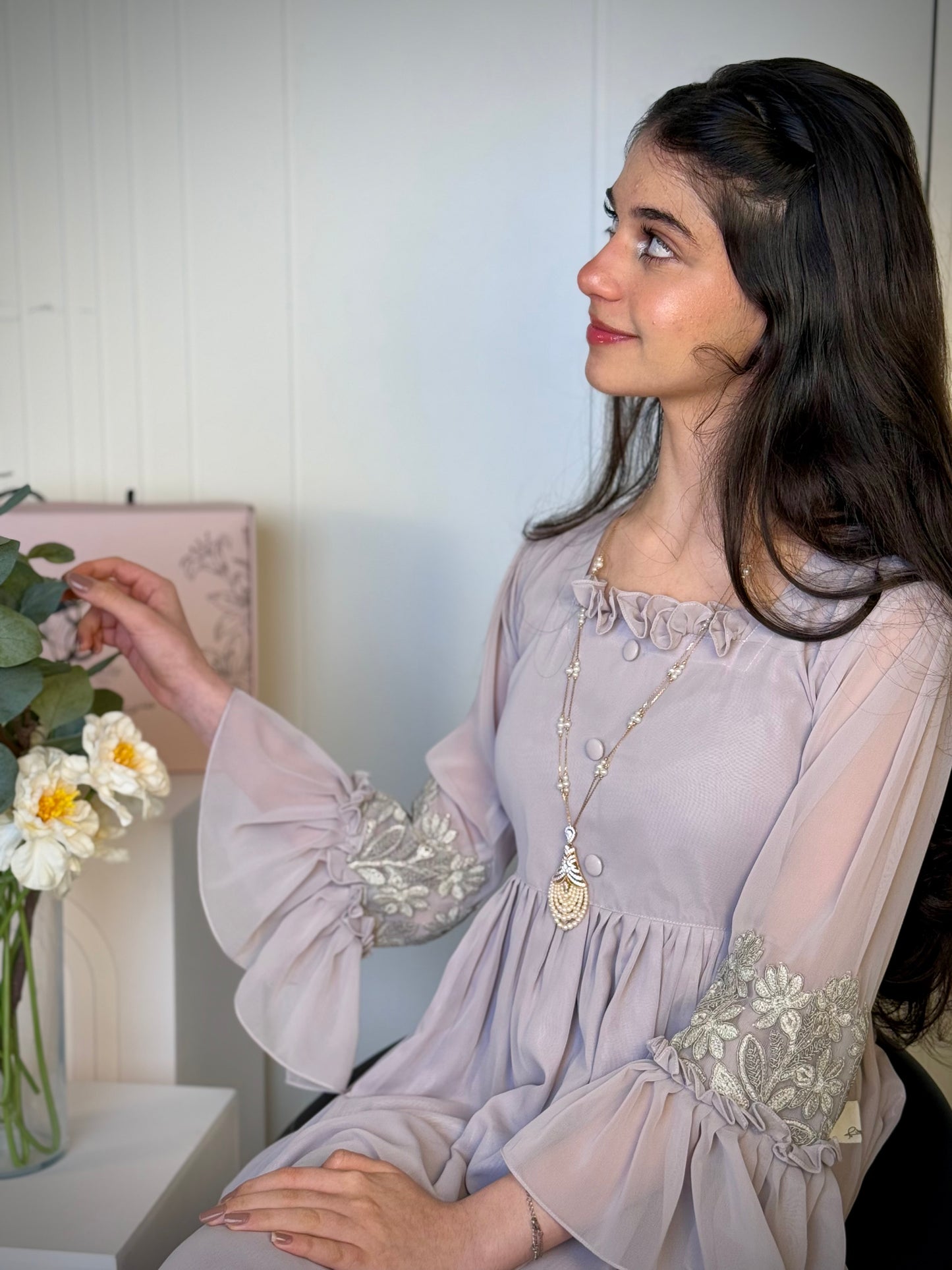 فستان من الشيفون مع دانتيل