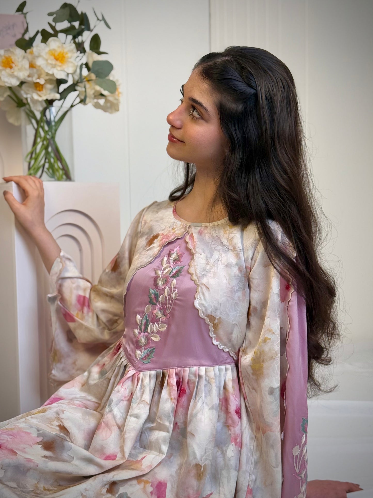 فستان من الجاكار مع تطريز