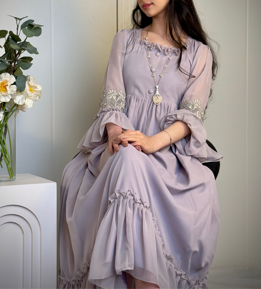 فستان من الشيفون مع دانتيل