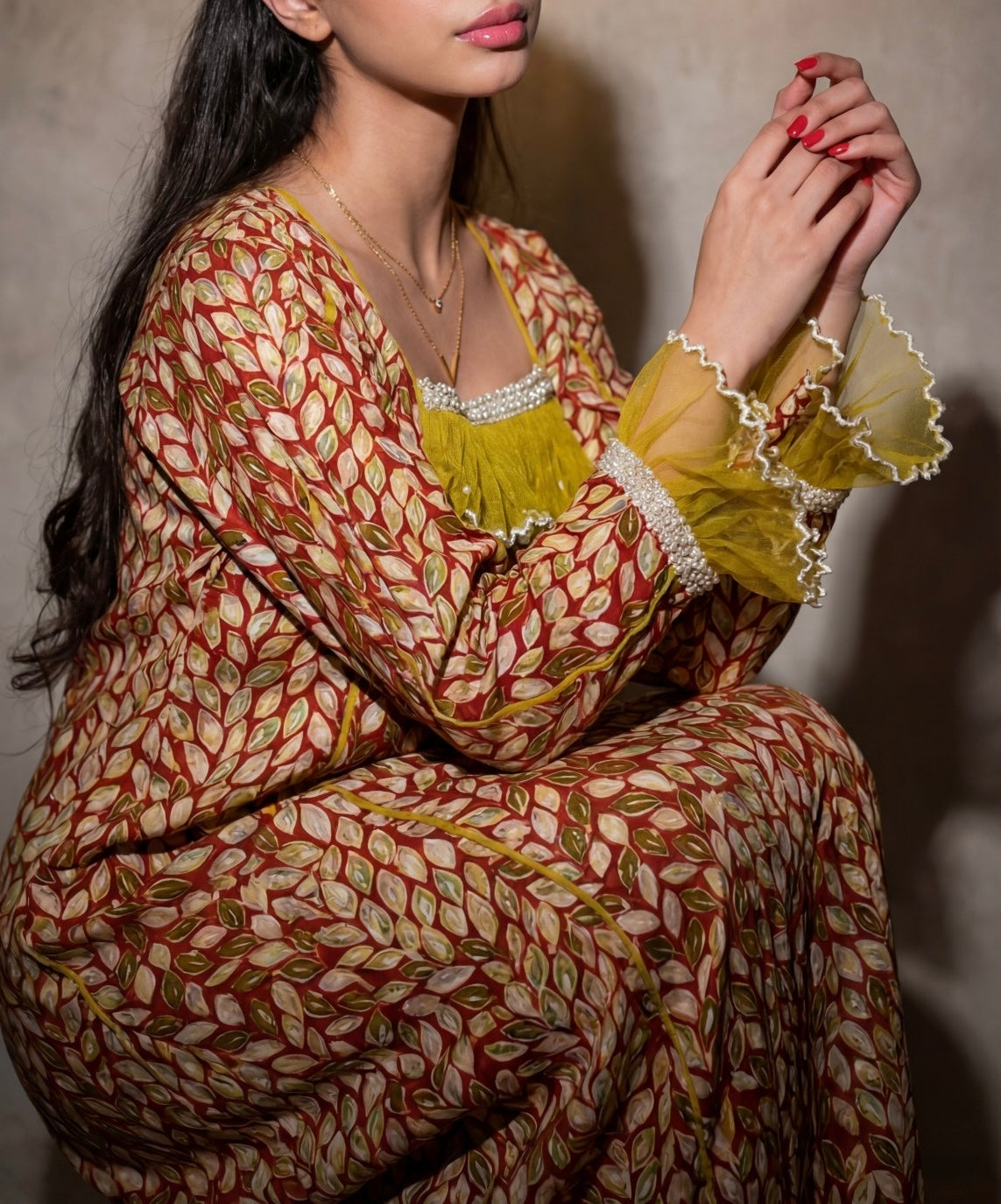 جلابية مع تور مطرز وشغل دانتيل شك