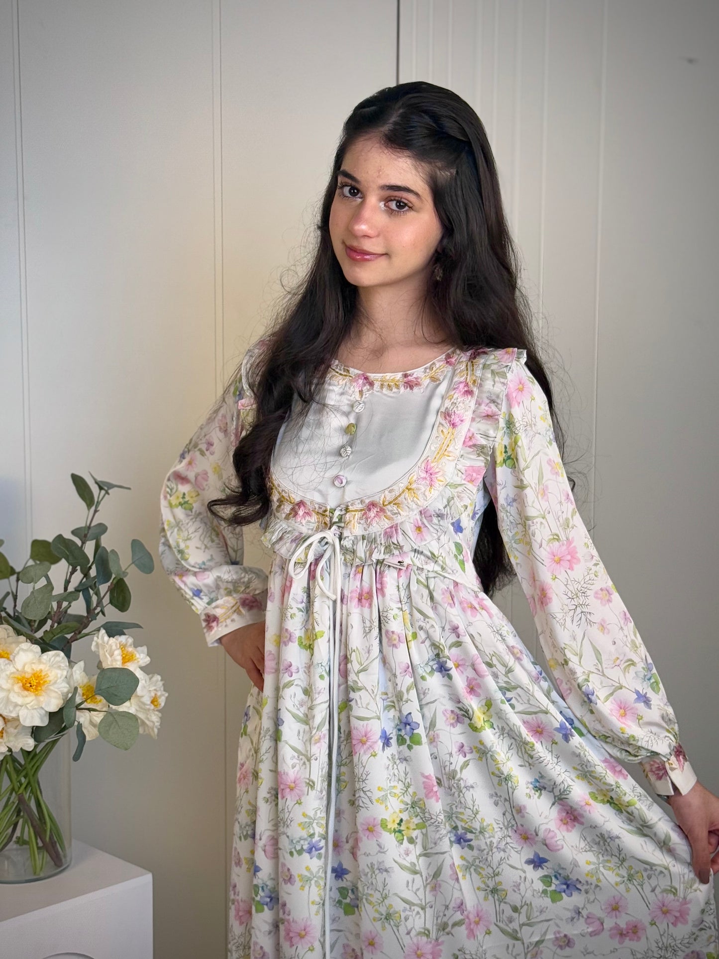 فستان من الحرير مع تطريز على شكل جاكيت