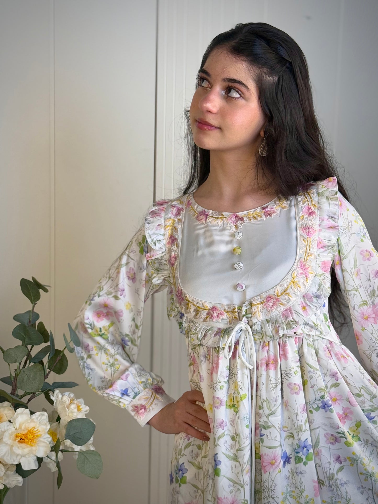 فستان من الحرير مع تطريز على شكل جاكيت