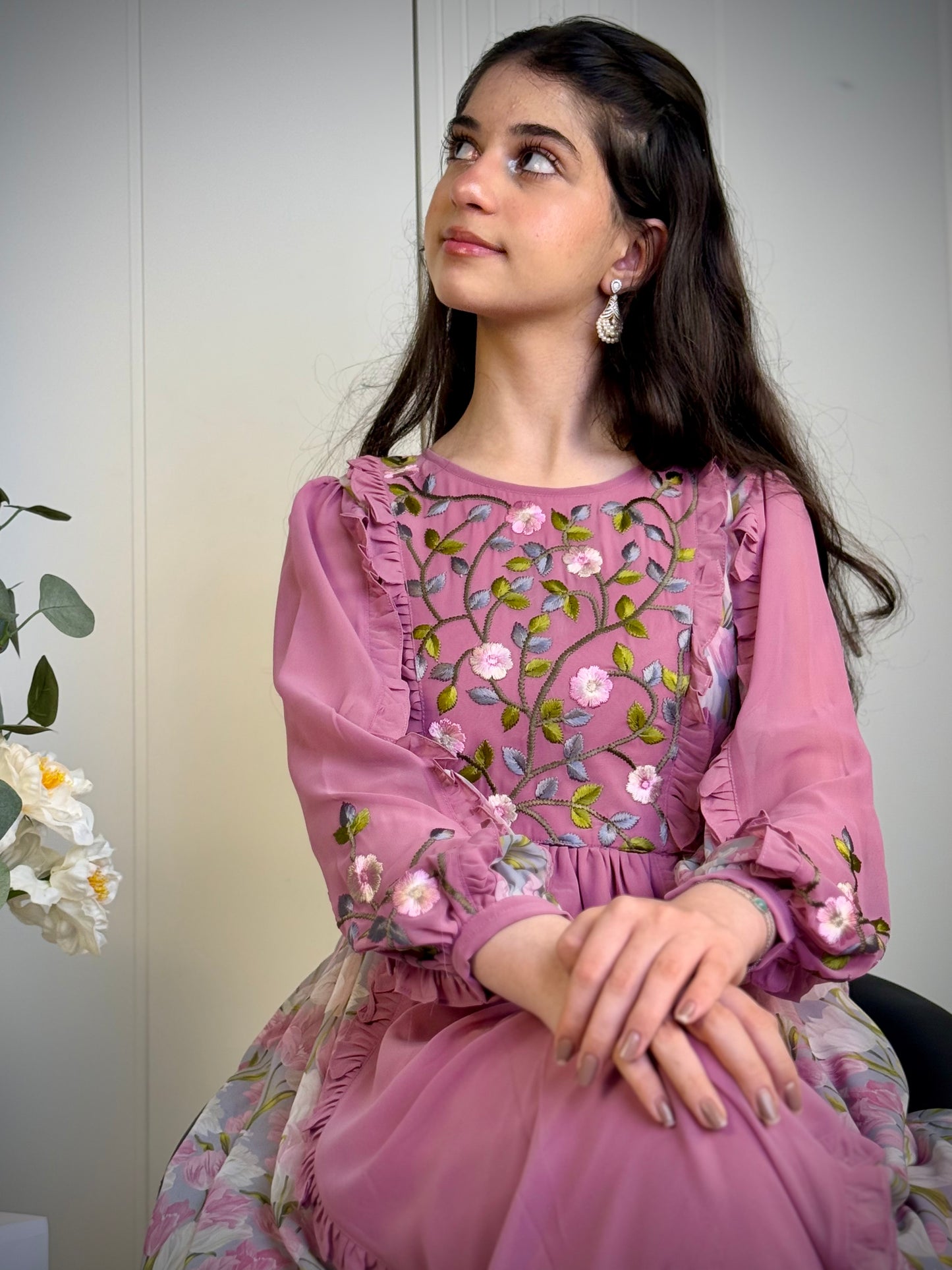 فستان من الشيفون والتطريز ودمج الساده