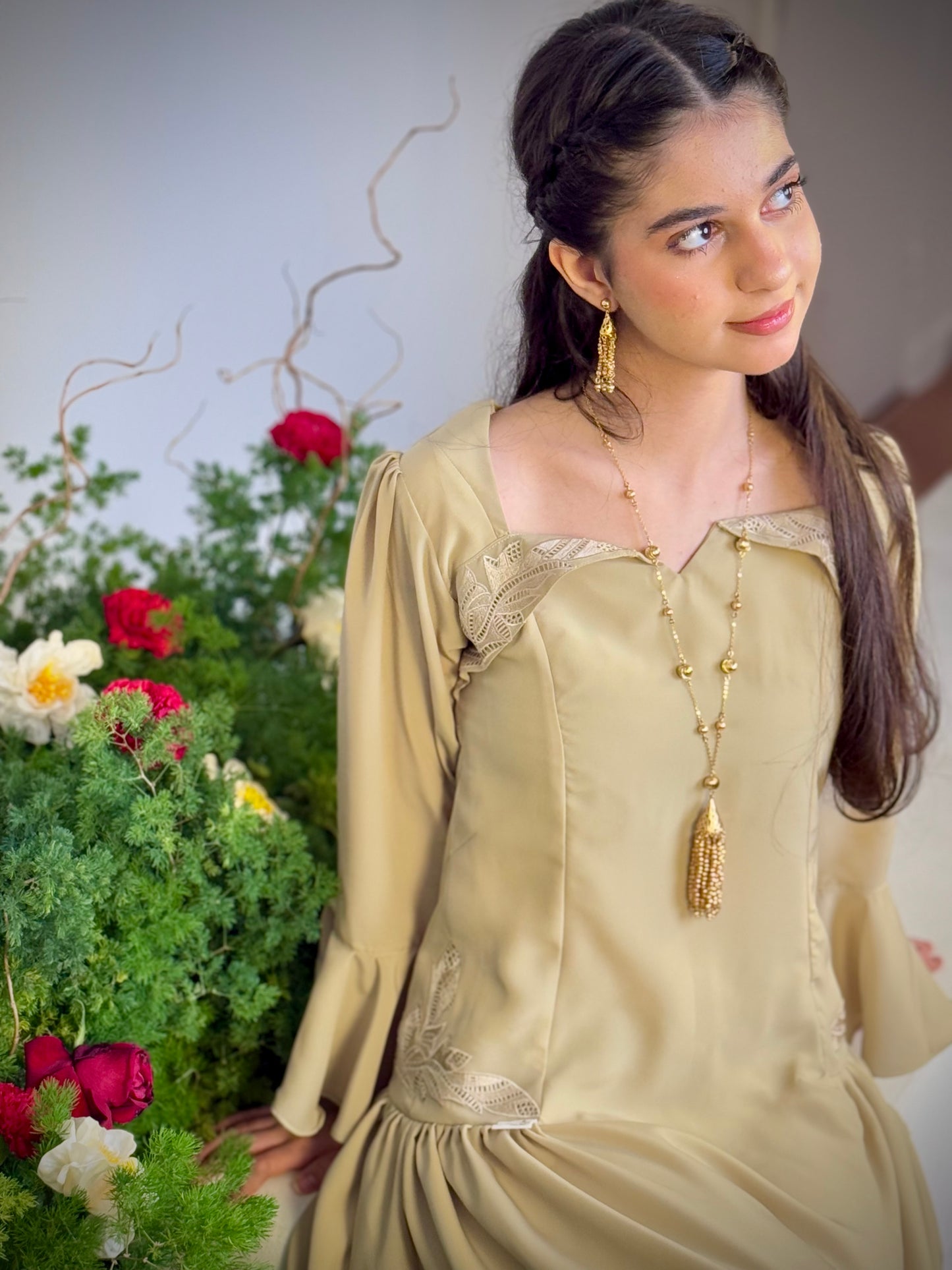 فستان من الحرير الالماس  مع تطريز مخرم