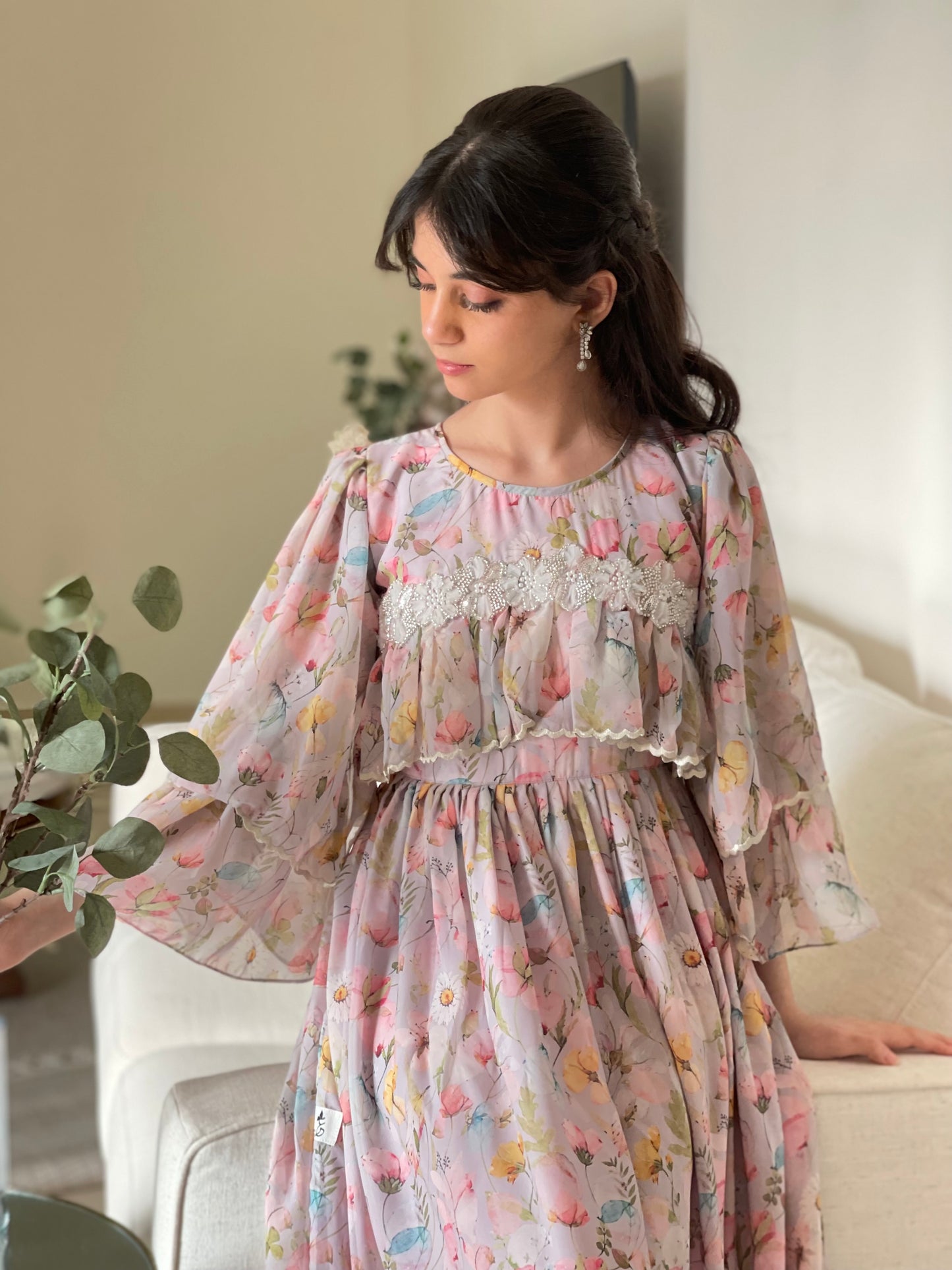 شيفون مع تطريز ودانتيل شك