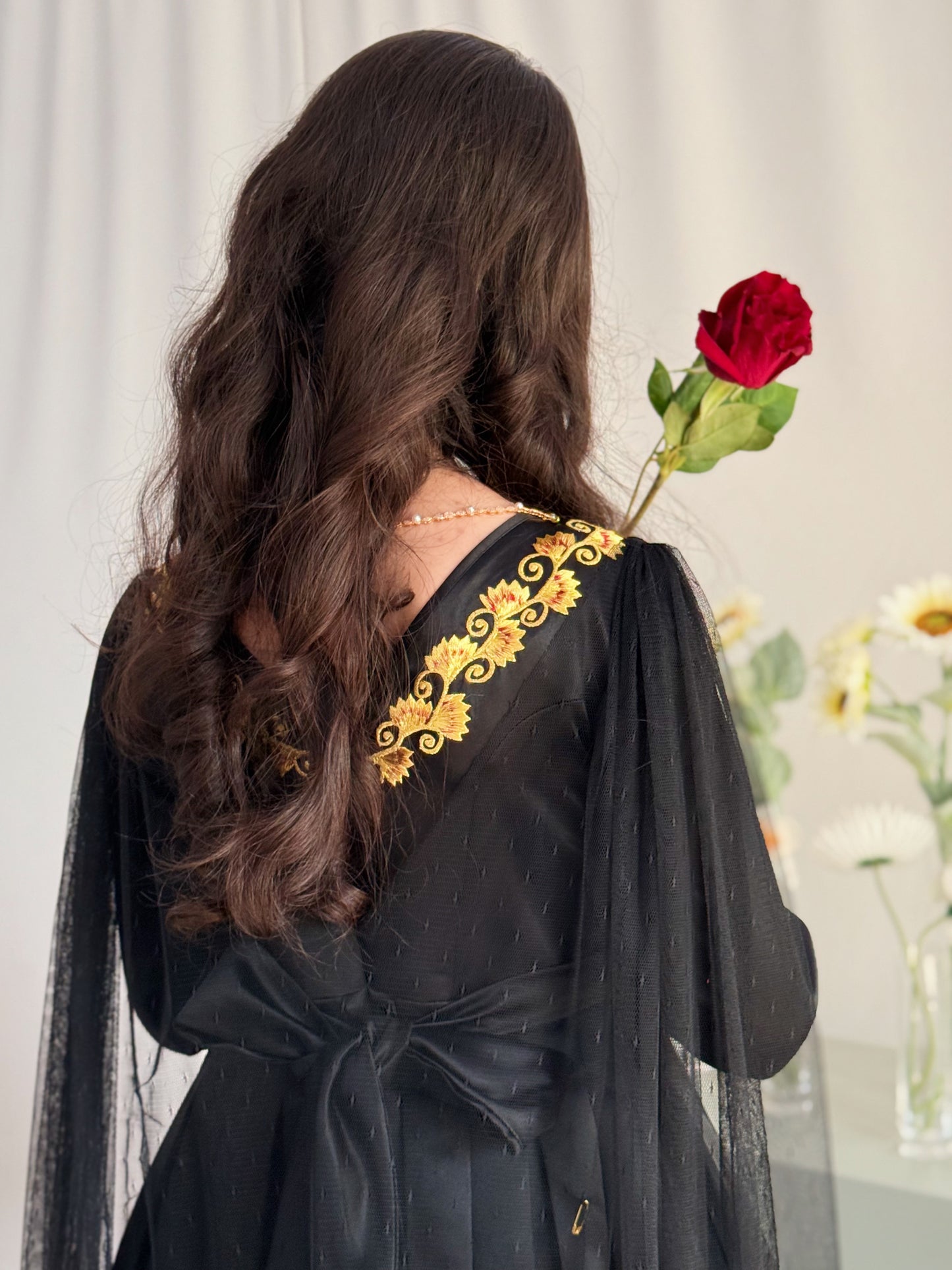 فستان  مع تطريز وتور