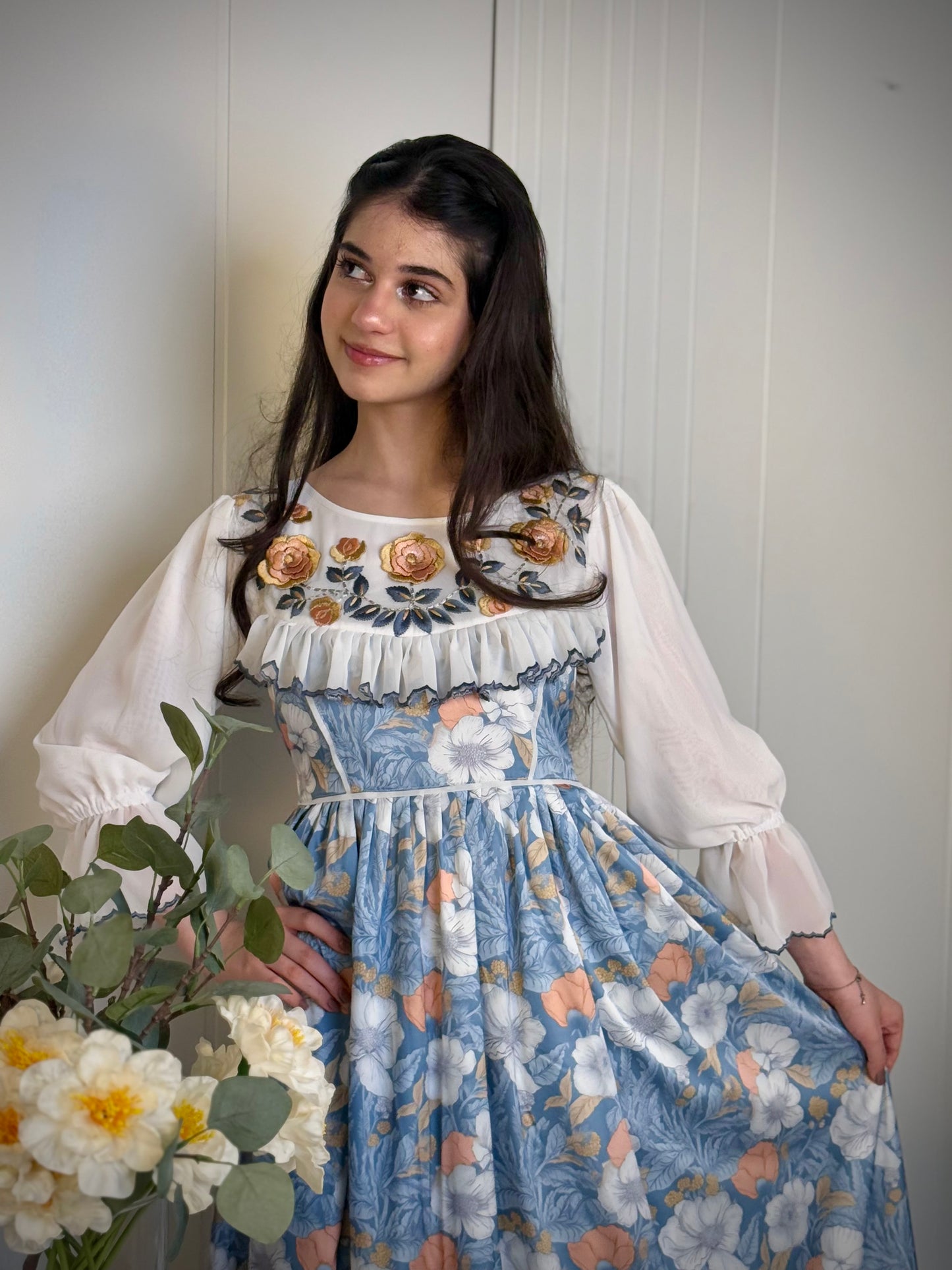 فستان من الحرير مع تطريز 3d