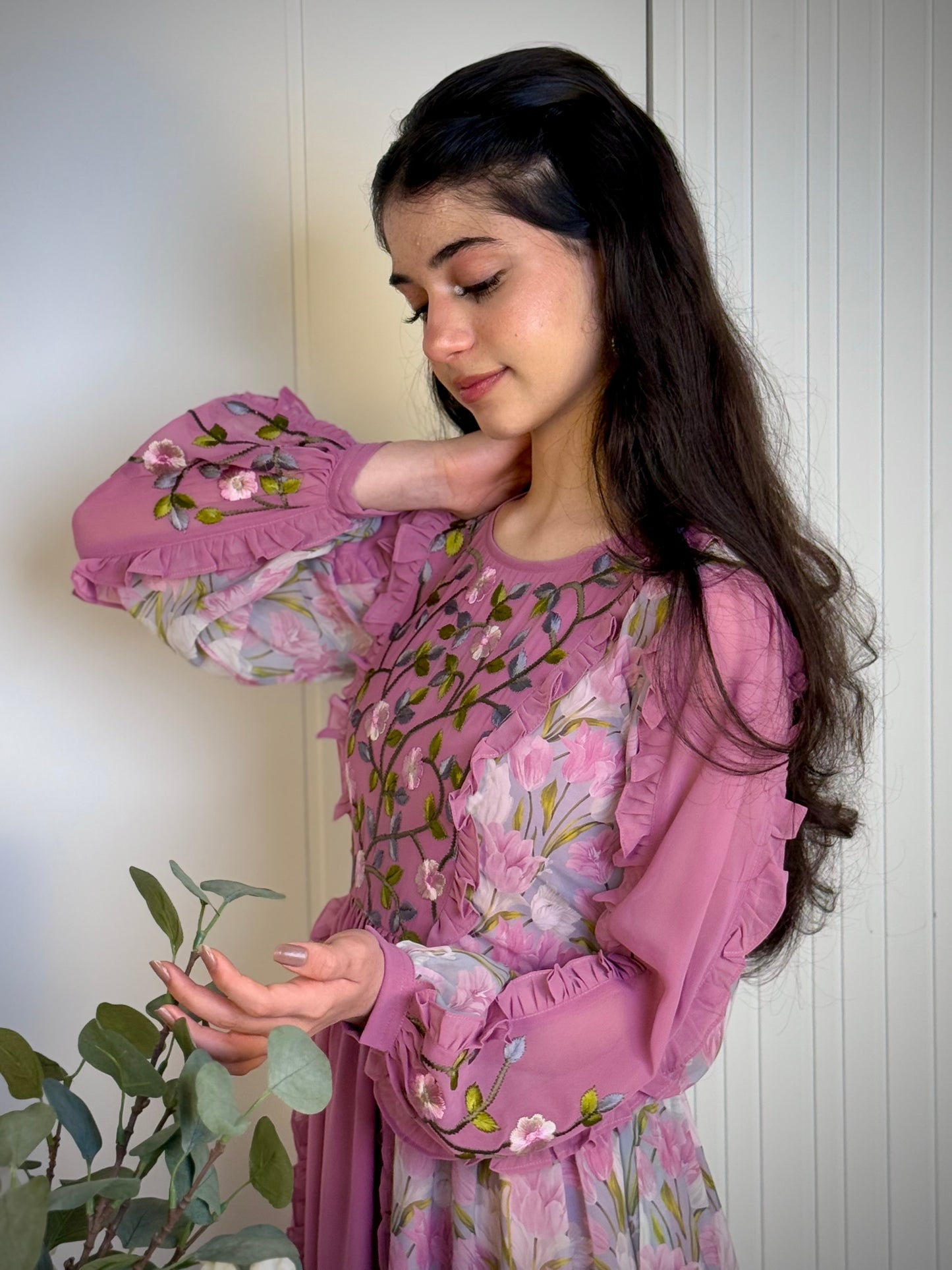 فستان من الشيفون والتطريز ودمج الساده