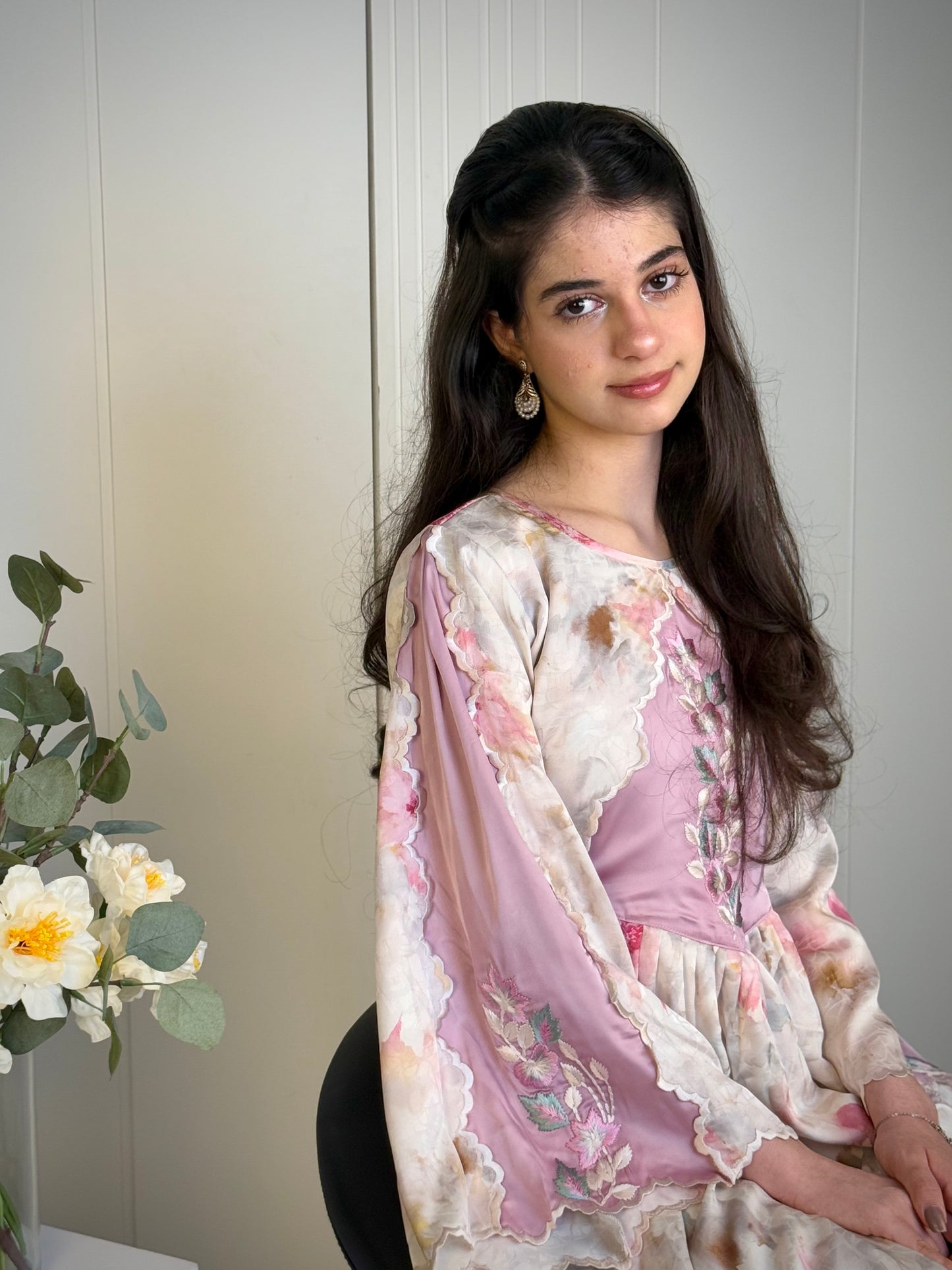 فستان من الجاكار مع تطريز