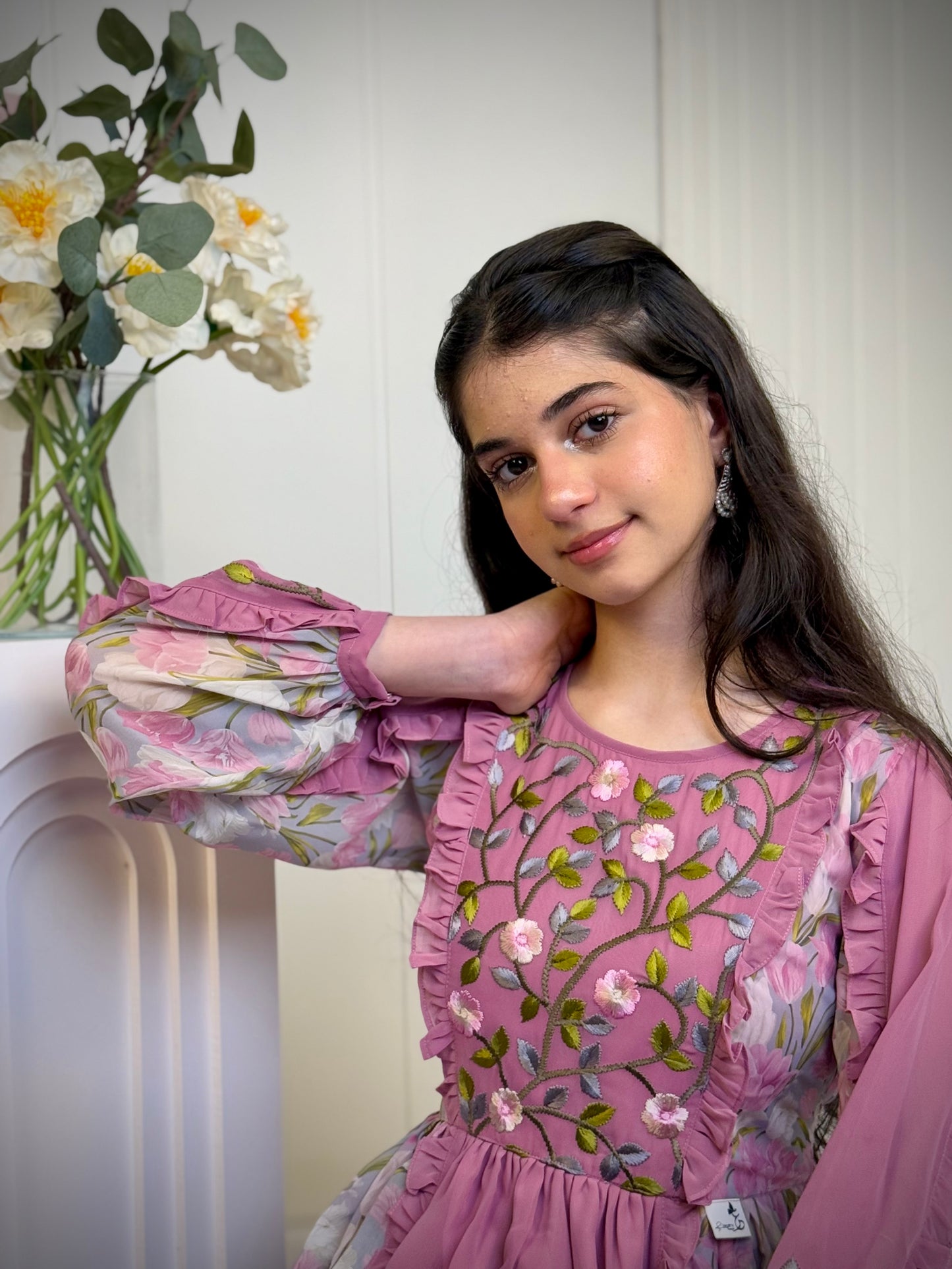 فستان من الشيفون والتطريز ودمج الساده