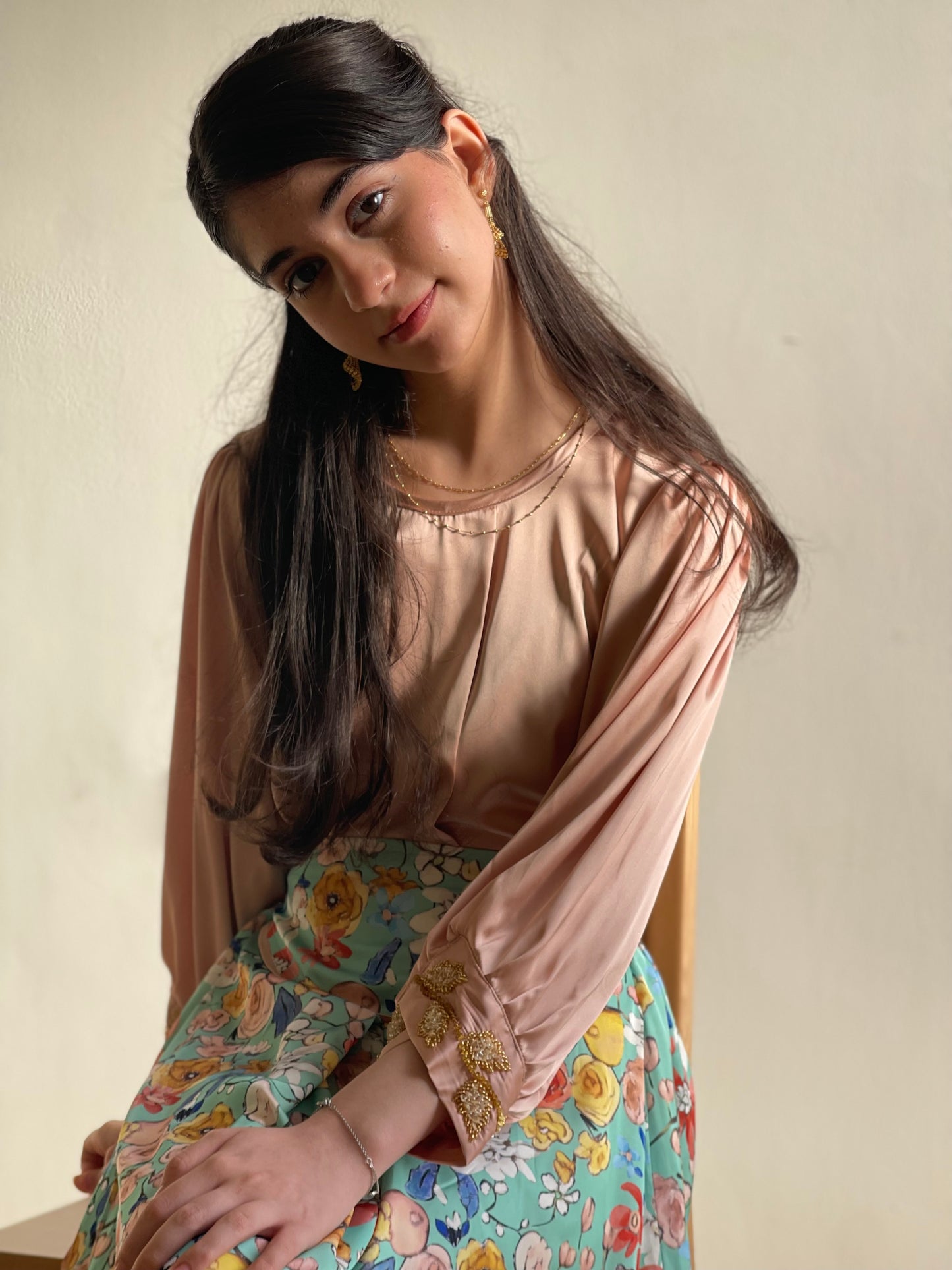 قميص وتنوره  من الحرير معشك على الاكمام