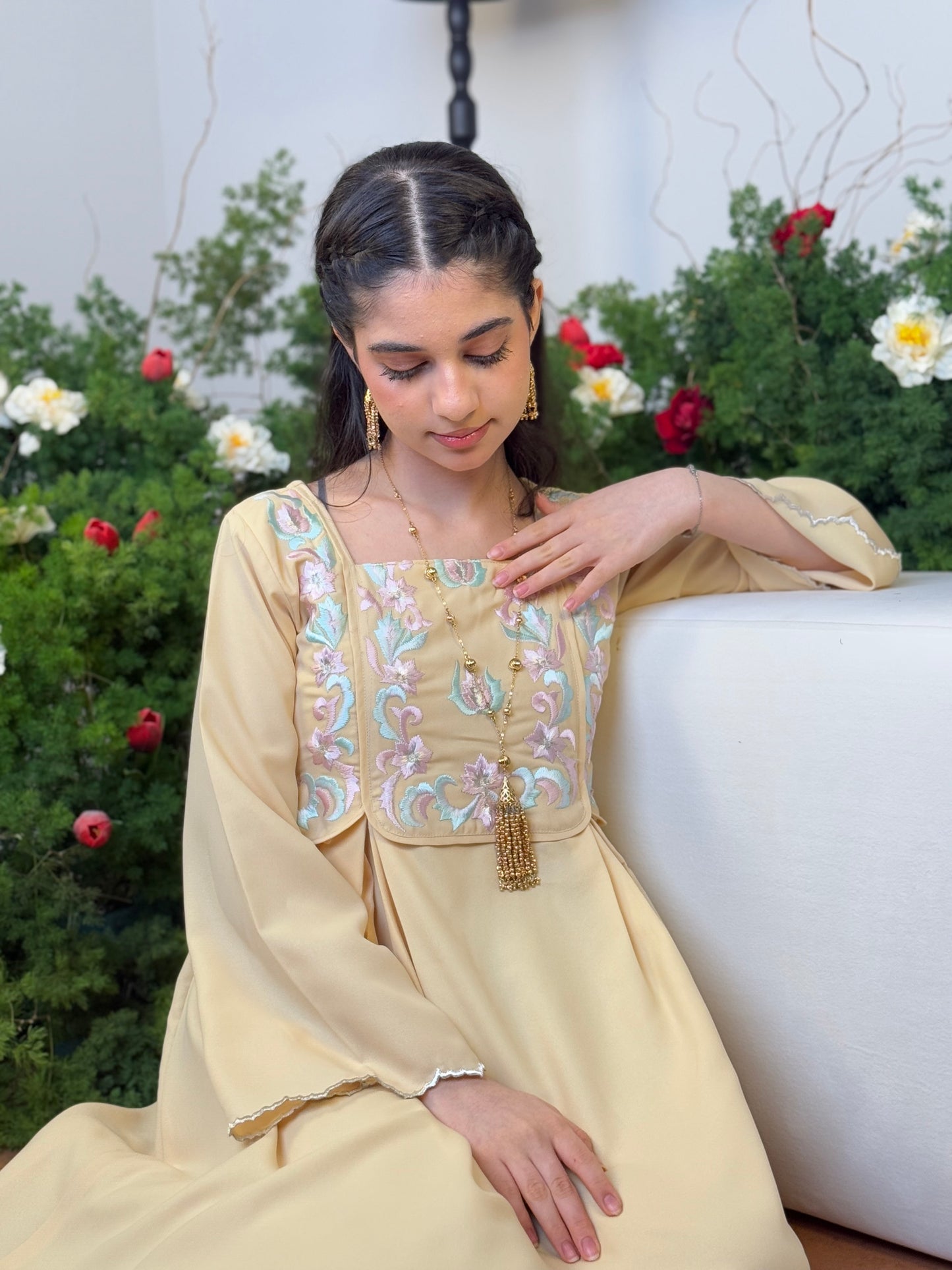 فستان من الكرب مع تطريز