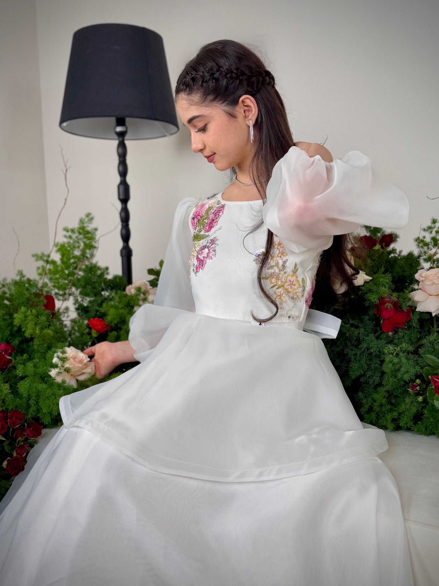 فستان من الاورجنزا مع تطريز وشك