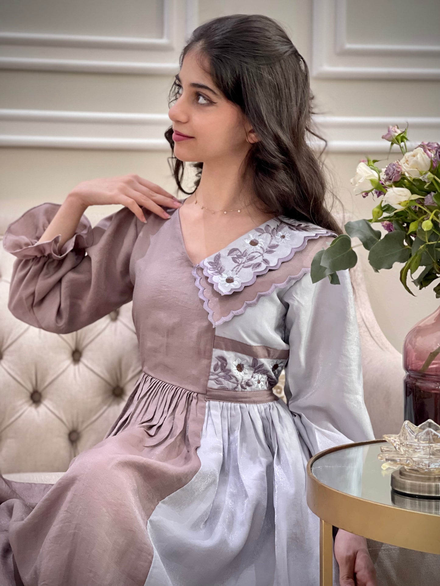 فستان دمج لونين مع ابه مطرزه وخصر مطرز من حرير روز الام والبنت