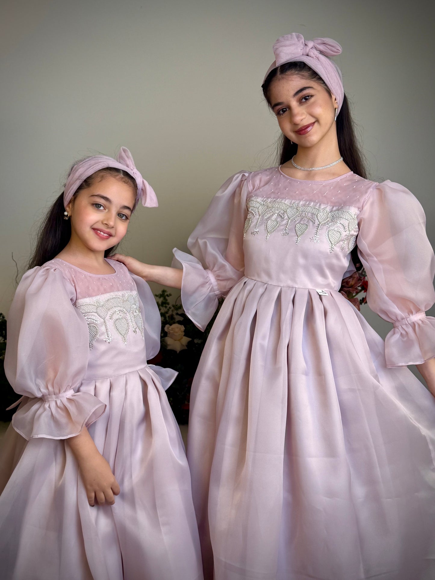 فستان من الاورجنزا مع دانتيل مشكوك