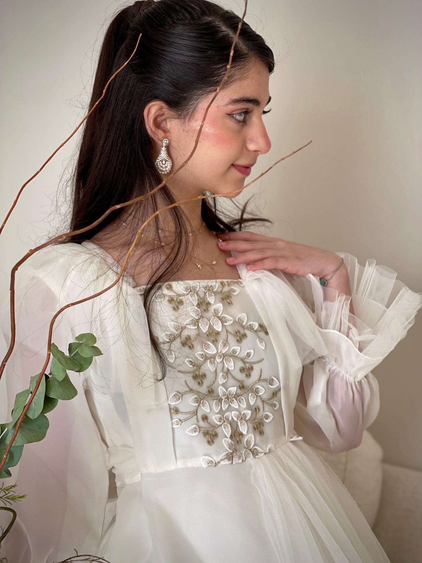 فستان من  الاورجنزا مع صدريه مشغوله وكسرات جانبيه تور  مع جيبون داخلي منفصل