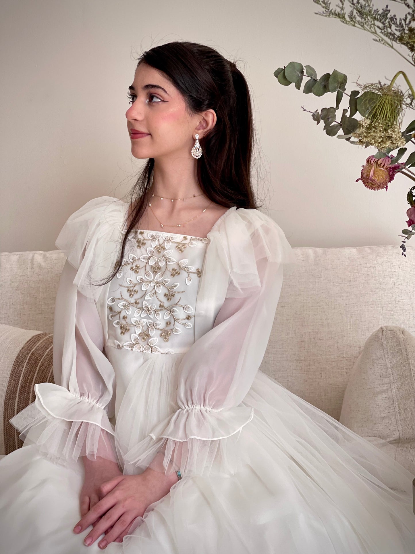 فستان من  الاورجنزا مع صدريه مشغوله وكسرات جانبيه تور  مع جيبون داخلي منفصل