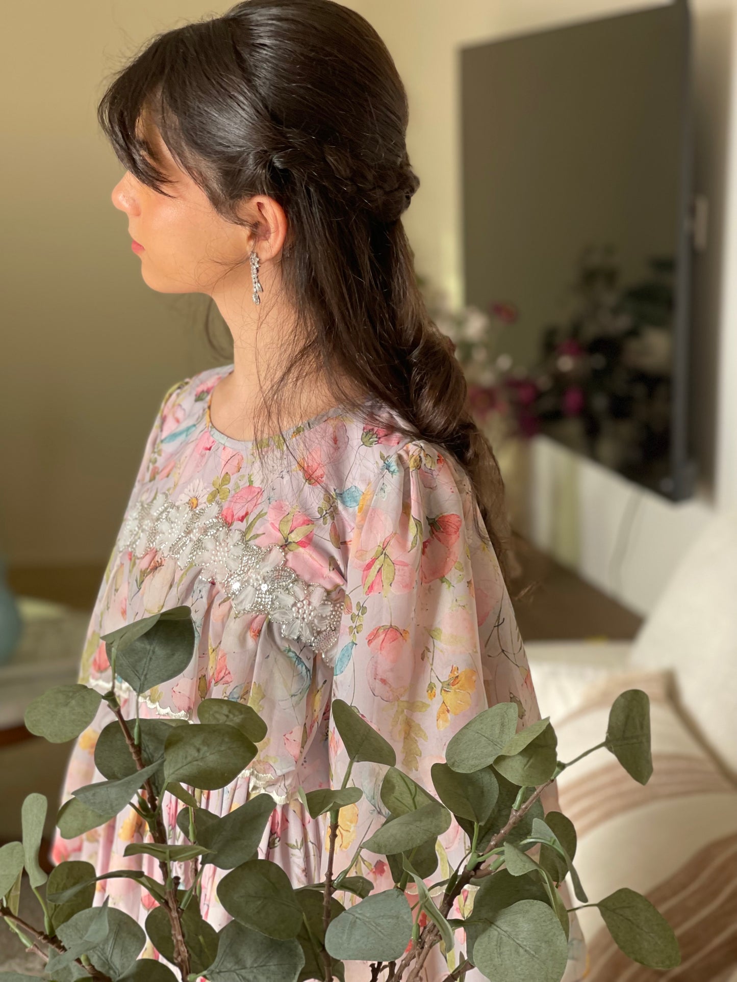 شيفون مع تطريز ودانتيل شك