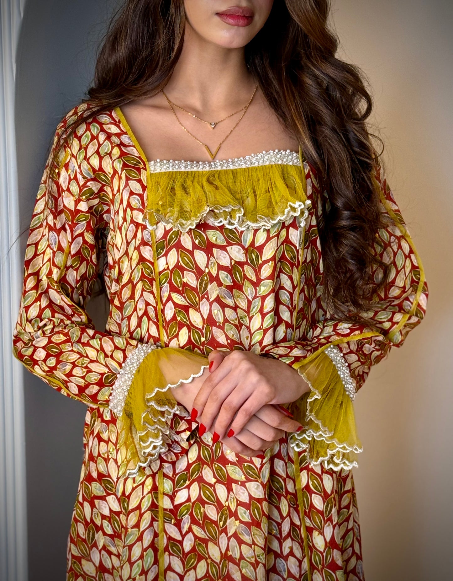 جلابية مع تور مطرز وشغل دانتيل شك