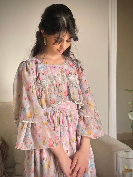 شيفون مع تطريز ودانتيل شك