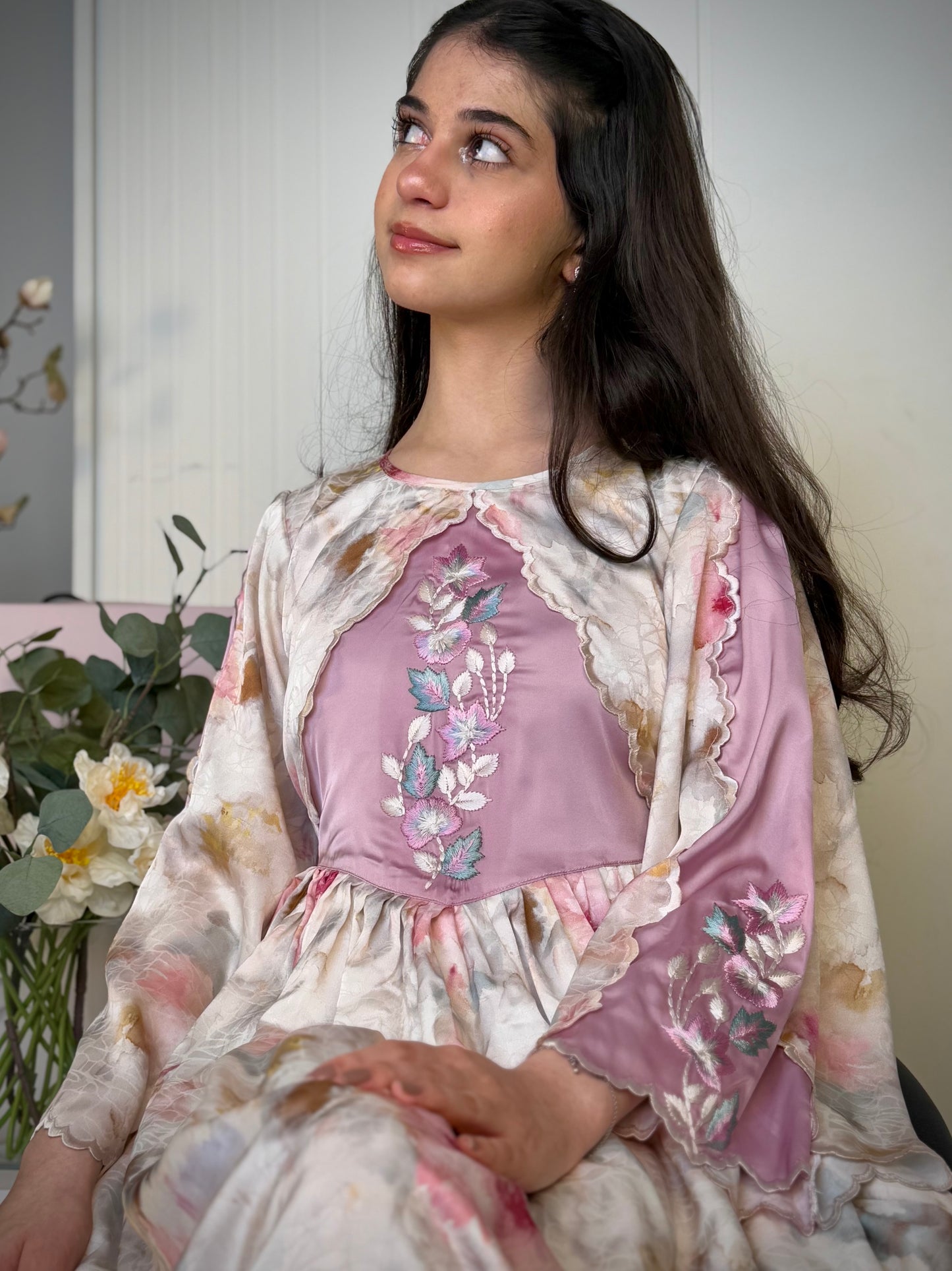 فستان من الجاكار مع تطريز