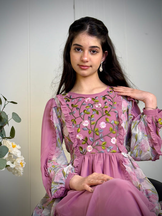 فستان من الشيفون والتطريز ودمج الساده