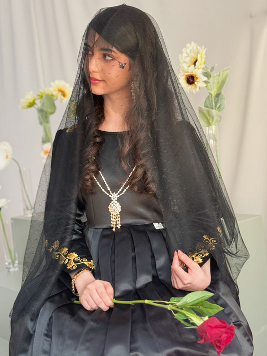 فستان  مع تطريز وتور