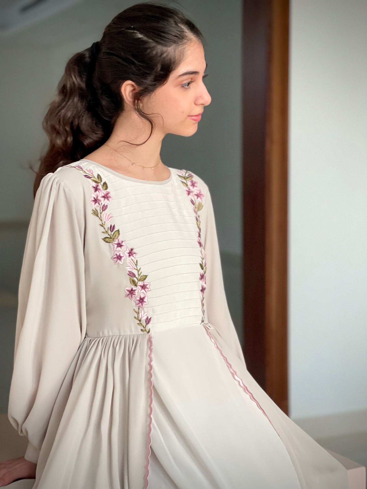 فستان كريب طبقتين مع تطريز (الأم والبنت )