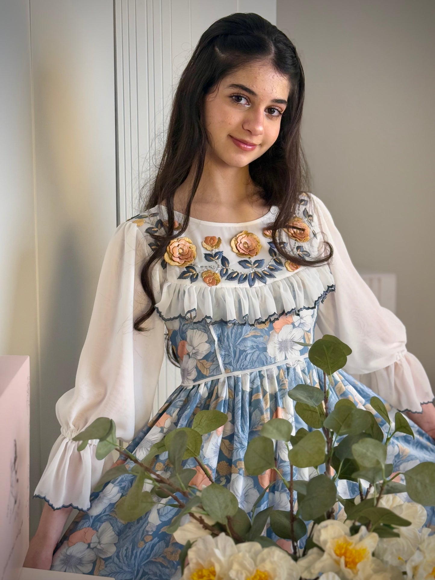 فستان من الحرير مع تطريز 3d