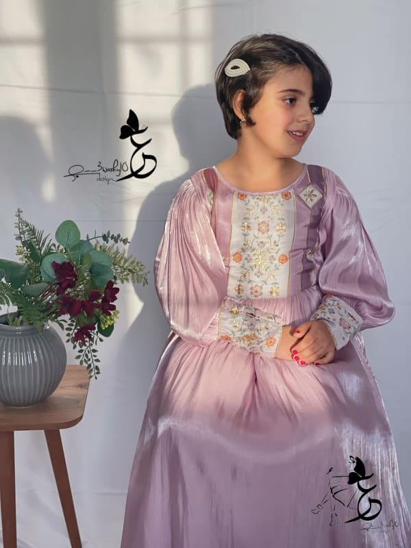 فستان من الاورجنزا مع صدرية مشجرة مزراية