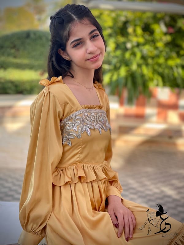 فستان من الحرير مع دانتيل مشكوك