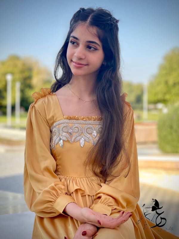 فستان من الحرير مع دانتيل مشكوك