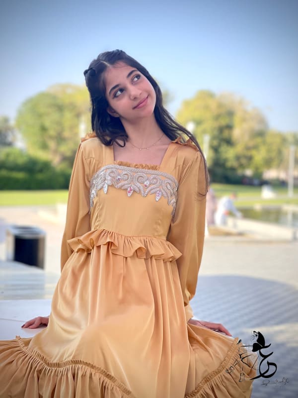 فستان من الحرير مع دانتيل مشكوك