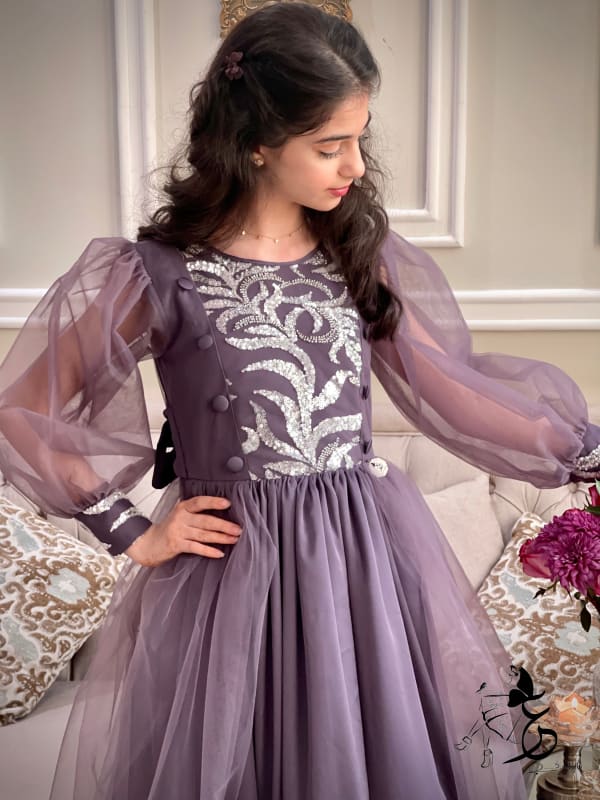 فستان من الحرير والتور مع صدريه شك لزبونه الحريه بالطول وتبطين الاكما م بوضع ملاحظه