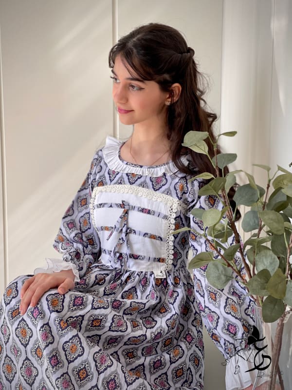 فستان من القطن مع دمج الساده والدانتيل