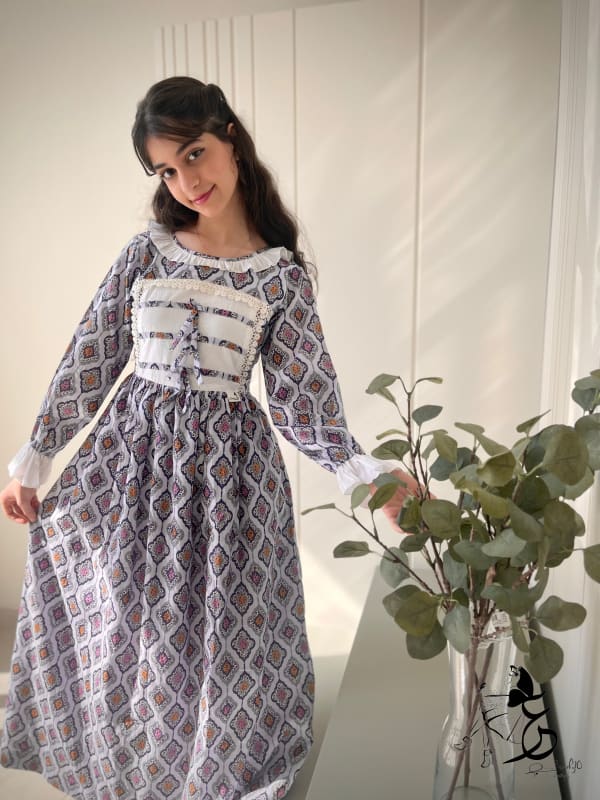 فستان من القطن مع دمج الساده والدانتيل