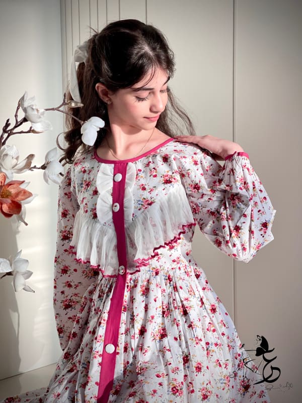 فـستان من القطن مزين بالتطريز الزري والتور..