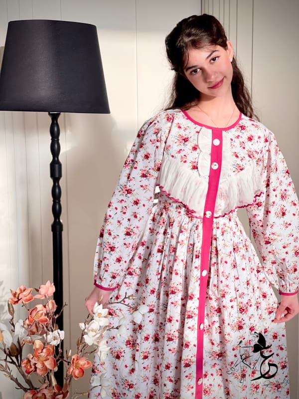 فـستان من القطن مزين بالتطريز الزري والتور..