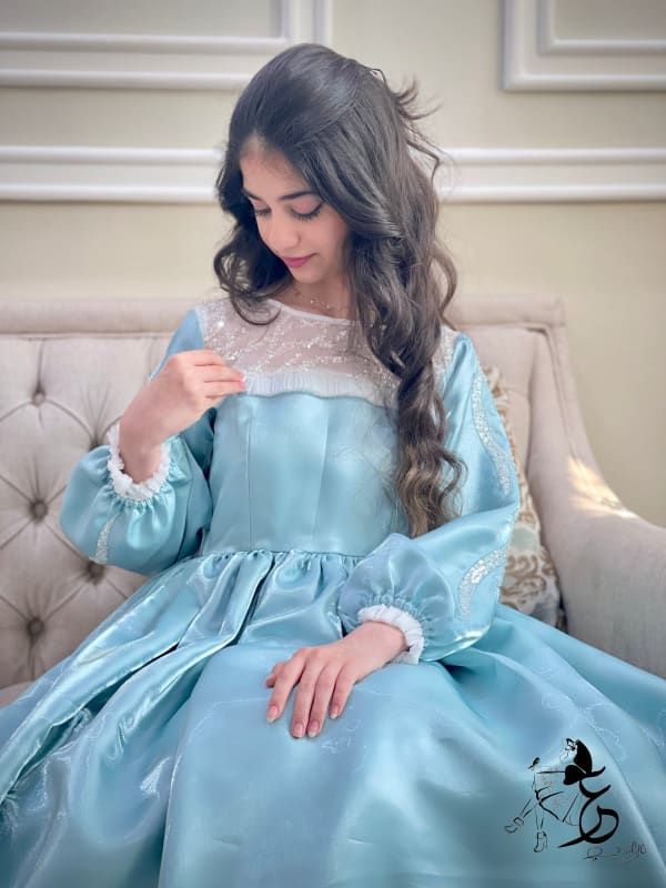 فستان ساتان لمعه مع شك الطول حسب رغبة الزبونه