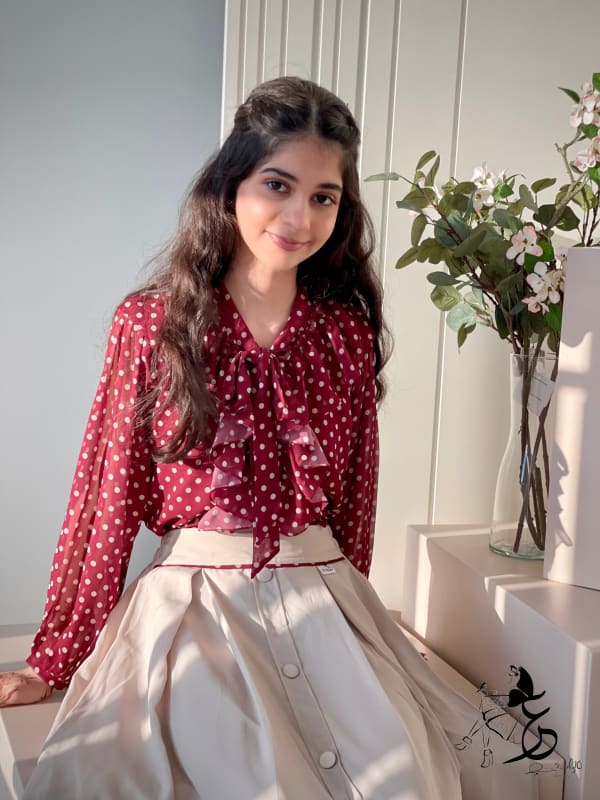 قميص من الشيفون وتنورة الماس