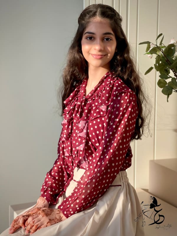 قميص من الشيفون وتنورة الماس